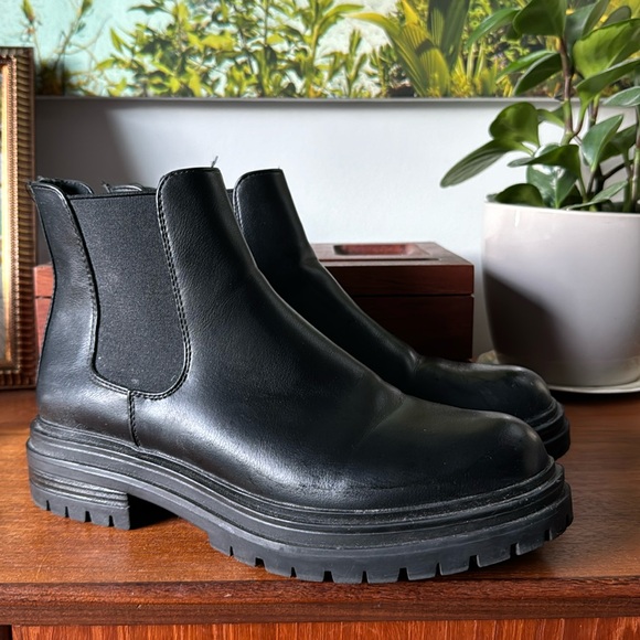 Like New Steve Madden Ankle Boots - Picture 1 of 6